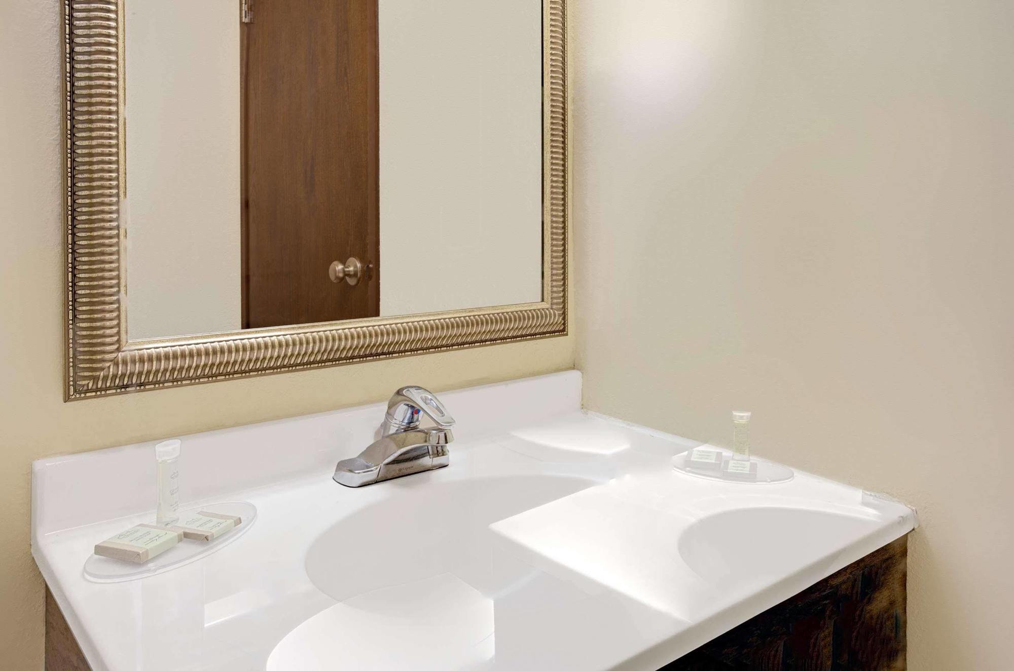 ซูเปอร์ 8 บาย วินด์แฮม คอลเลจพาร์ค วอช ดีซี แอเรีย Hotel ภายนอก รูปภาพ